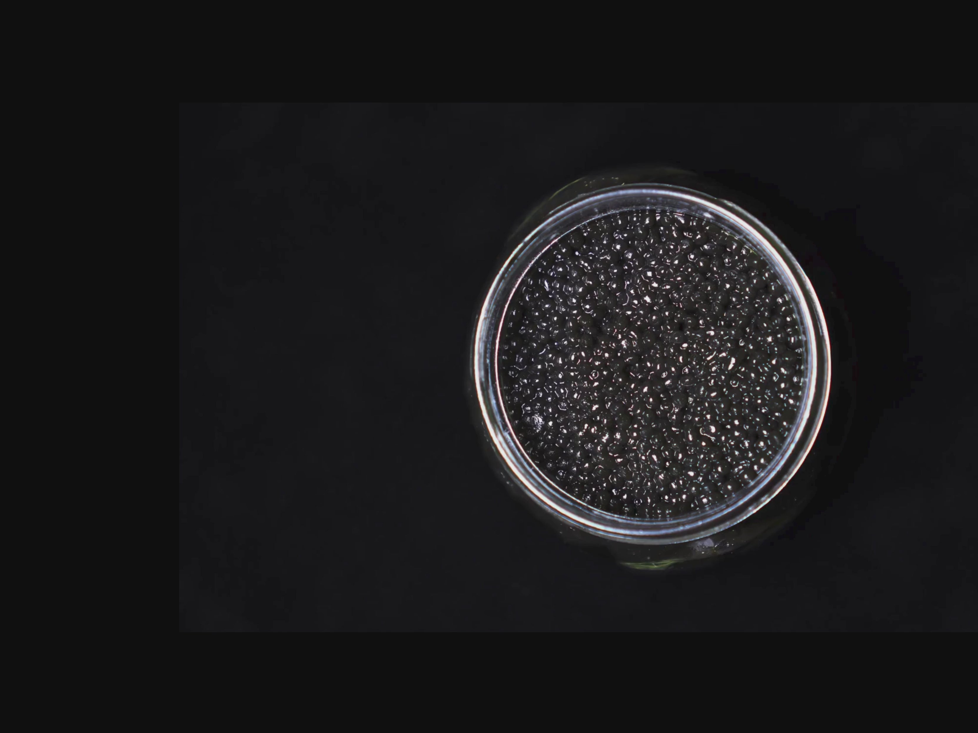 vidéo de présentation d'une boit de caviar ouverte sans couvercle qui trouve sur elle-même