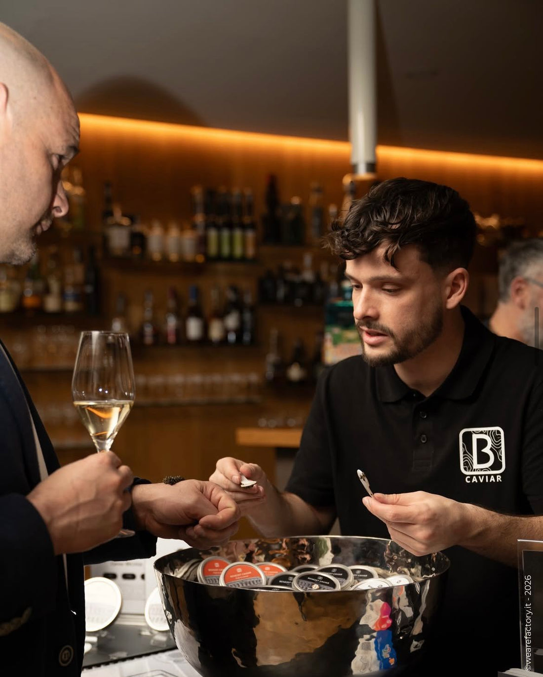 Lucas Benezet fait déguster le caviar Benezet à un client italien