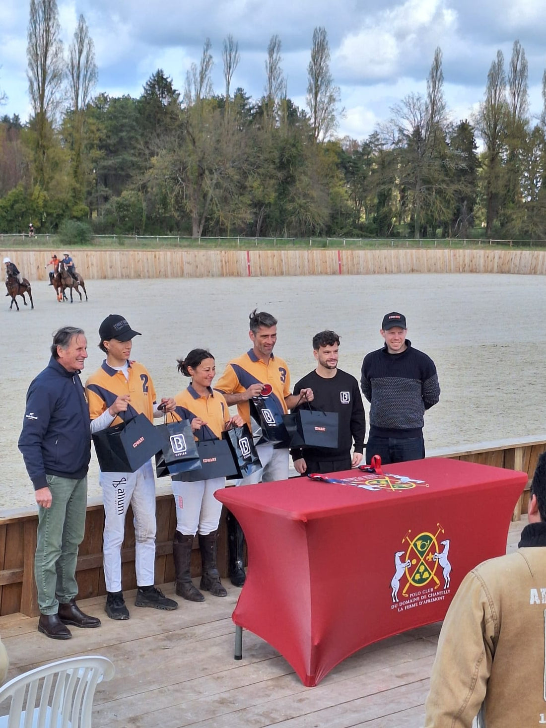 Lucas Benezet remets les prix Benezet Caviar aux vainqueurs du tournoi de polo au polo club de Deauville